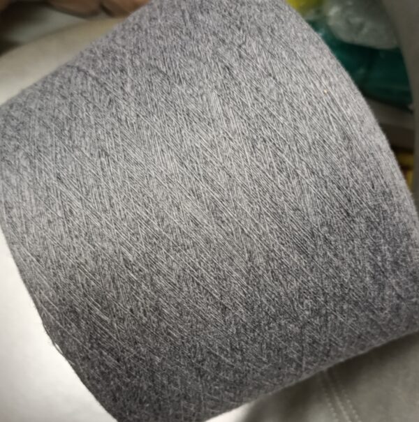 Меринсовая шерсть ягненка серый